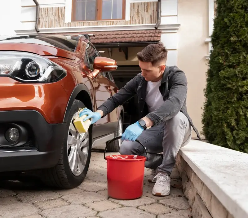 Lavage auto à domicile La Bastide-sur-l'Hers : professionnel intervenant sur un véhicule